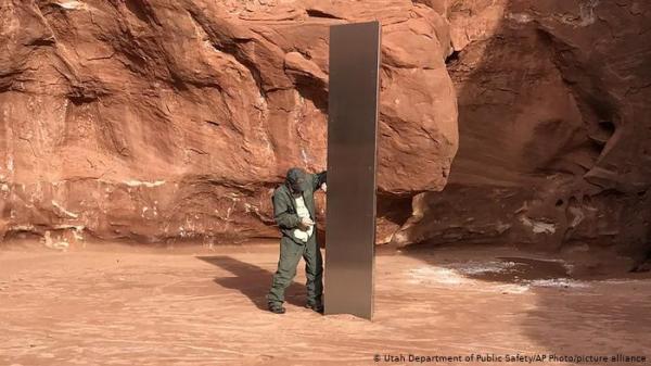 "مسلّة معدنية" غامضة في صحراء الولايات المتحدة تشعل التكهنات