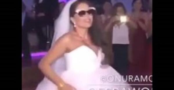 بالفيديو.. رقصة مجنونة لعروس أمام عريس يدخن الشيشة