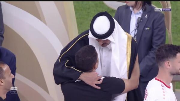 ما الذي قاله أمير قطر لعموتة عندما عانقه عقب نهائي كأس آسيا؟