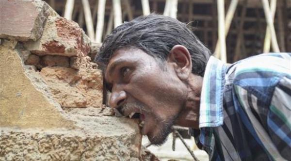 بالفيديو: هندي يأكل 3 كيلوجرام من الحجارة كل يوم