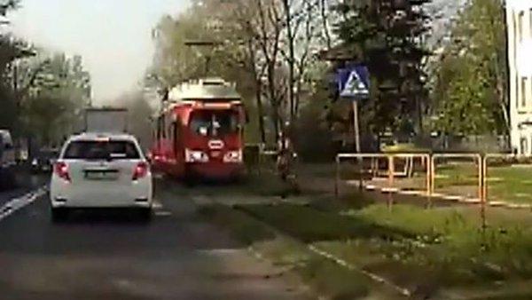 بالفيديو: امرأة تنجو من الموت بعدما دهسها قطار