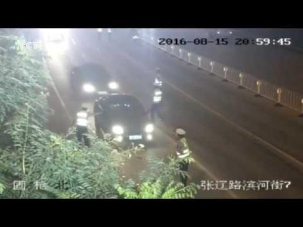 بالفيديو: اعتقال صيني بعد أن صدم شرطياً بسيارته عن عمد