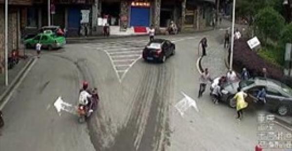 بالفيديو والصور.. سائق يدهس طفلا يلعب أعلى رصيف