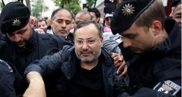 توقيف الإعلامي أحمد منصور بمطار أنقرة بطلب من الإنتربول