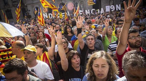 الحكومة الإسبانية تطعن في استفتاء كتالونيا