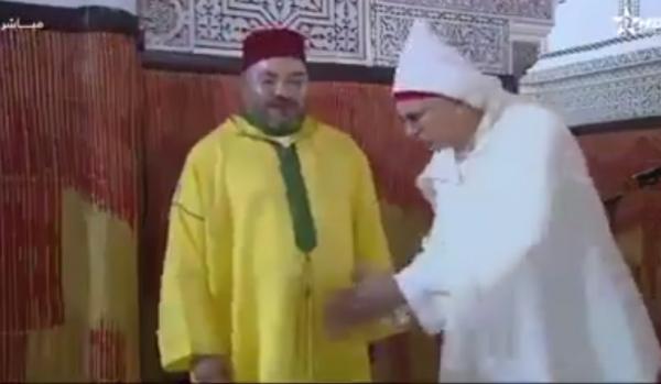 بالفيديو : موقف محرج لمسؤول أراد تقبيل يد الملك خلال عيد الفطر