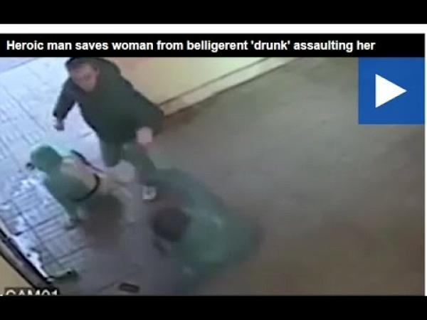 بالفيديو: لحظة إنقاذ رجل لسيدة من لص هاجمها