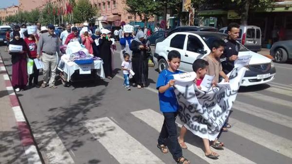 مواطنون بأزيلال يحملون سيدة مقعدة وينطلقون في مسيرة نحو المحكمة للاحتجاج على الحكم الصادر في حق المعتدين عليها