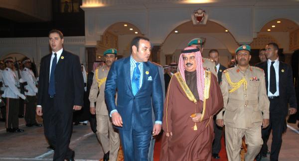 الملك محمد السادس يحظى باستقبال رسمي كبير عند وصوله للبحرين