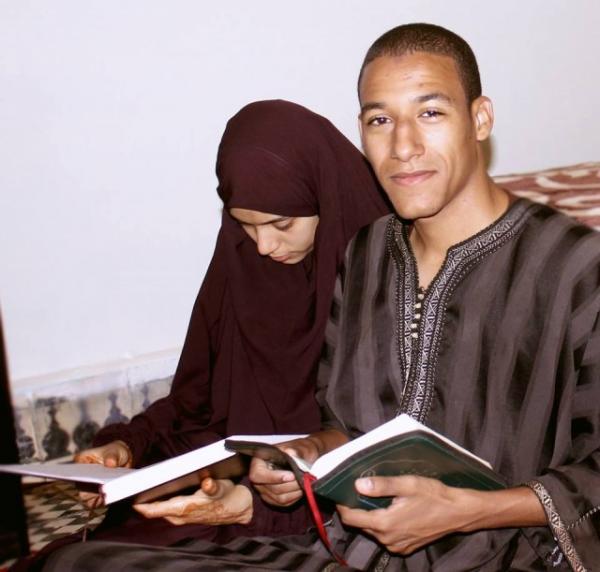 هل سيواجه "الشيخ سار" دعوى قضائية بعد تصويره لمؤخرات المغربيات ؟
