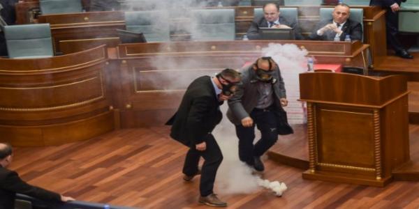 الشغب السياسي .. إطلاق قنابل الغاز المسيلة للدموع في برلمان هذه الدولة (فيديو)