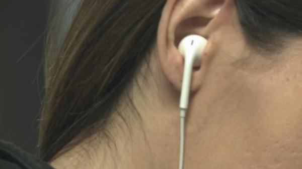 بالفيديو: لهذا السبب لا تضع سماعات الأذنين في الصيف