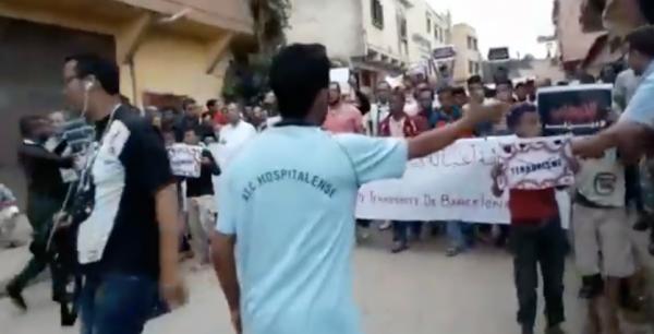 بالفيديو... عائلة موسى أكابير وساكنة أغبالة ينظمون مسيرة استنكارية ضد هجوم برشلونة