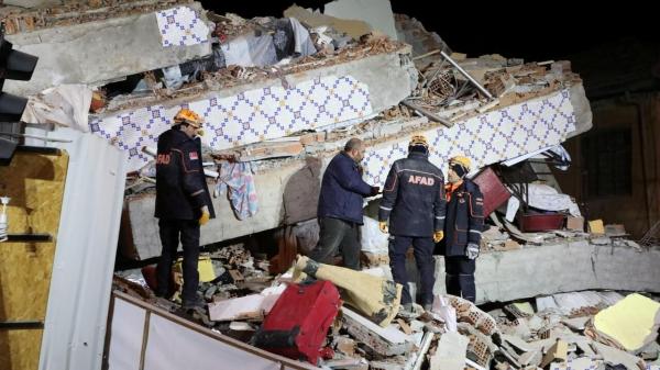 ناجون من زلزال تركيا يكشفون تفاصيل صادمة: كأنه نهاية العالم