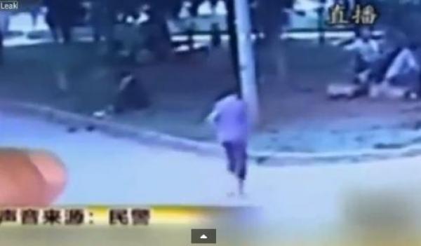 بالفيديو: يحطم جمجمة طفل في حديقة عامة "من دون سبب"
