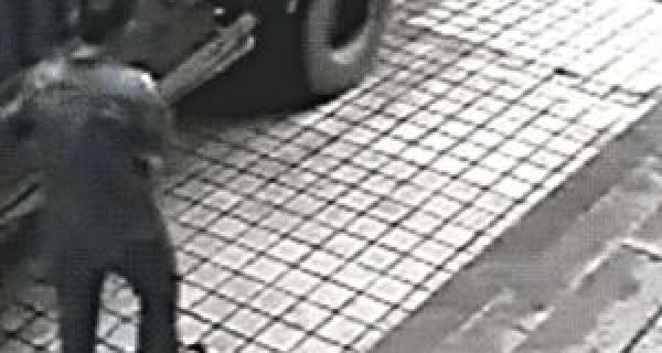 بالفيديو: حاول تمزيق عجلة سيارة فانفجرت في وجهه ومزقت قميصه