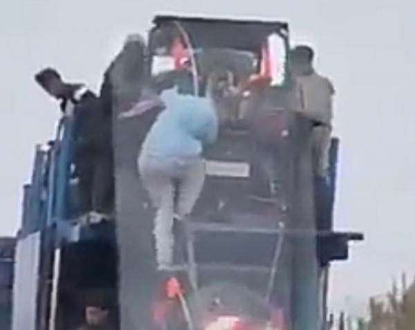 فيديو "حراكة" يمتطون شاحنة لنقل السيارات يستنفر أمن الناظور