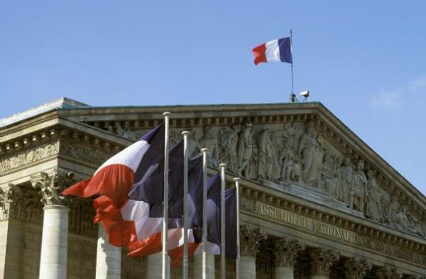 البرلمان الفرنسي يقر مشروع قانون حول الاستخبارات لتعزيز مكافحة الإرهاب