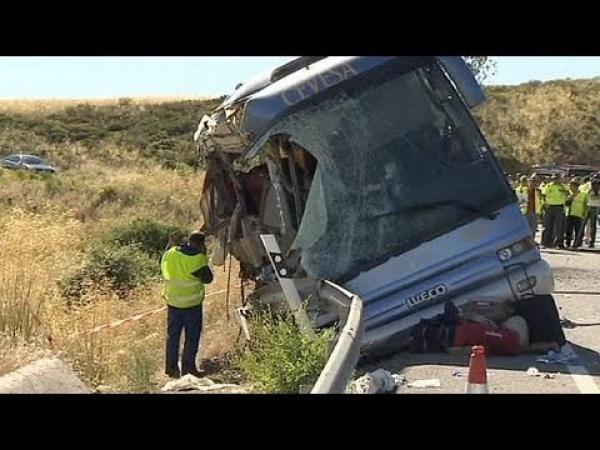 قتيلة في حادث اصطدام حافلة تقل مهاجرين مغاربة بشاحنة في جنوب شرق فرنسا