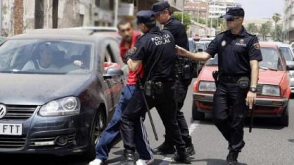 شخص يهاجم شرطياً إسبانياً بسكين في مليلية و هو يهتف "الله أكبر"
