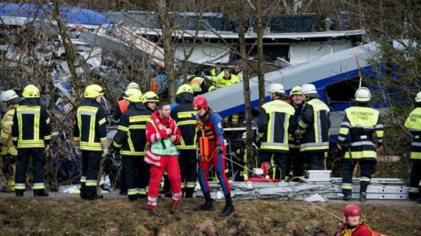 مقتل 8 أشخاص على الأقل وإصابة نحو 100 في حادث تصادم قطارين في ألمانيا