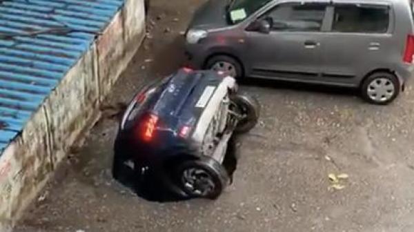 لحظةابتلاع الارض لسيارة  بسبب المطر(فيديو)