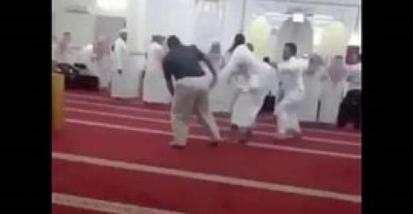 بالفيديو.. مشاجرة بالمصاحف داخل مسجد بالرياض