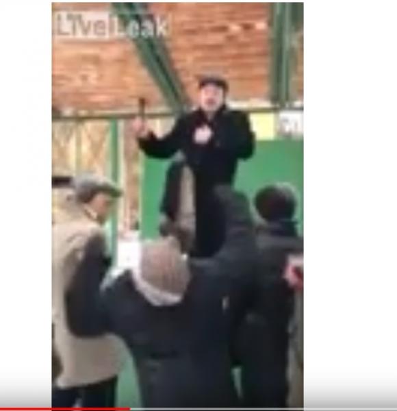 سياسي روسي ينتقم من امرأة اعترضت على كلامه (فيديو)
