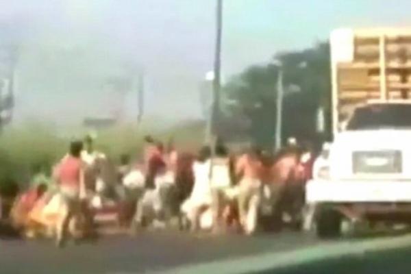 بالفيديو: فنزويليون جائعون يهاجمون شاحنة ليسرقوا أقفاص الدجاج