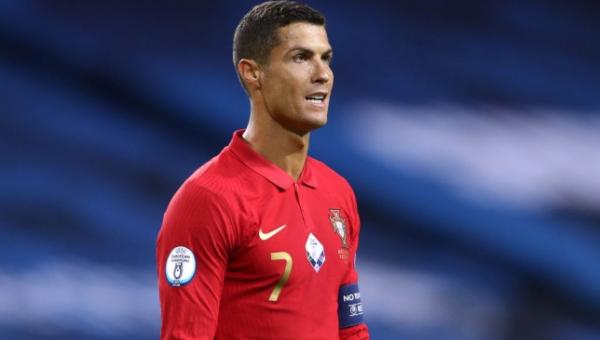 المنتخب البرتغالي يضع "رونالدو" على رأس قائمة اللاعبين المشاركين في بطولة أوروبا