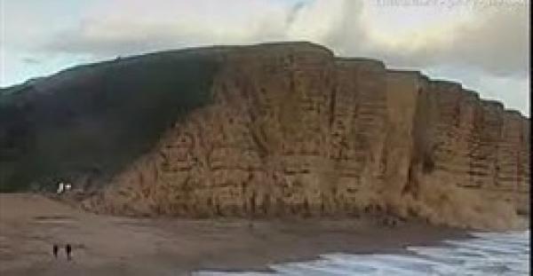معجزة لسياح يتفادون انهيار تل على شاطئ (فيديو)