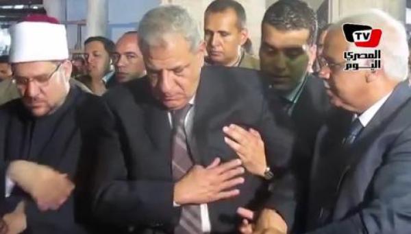 بالفيديو : رئيس الوزراء المصري  كاد أن يسقط مغشيا عليه بعد سماعه الآية: إنما جزاء الذين يحاربون الله ورسوله