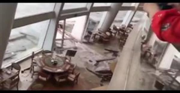 إعصار يتسبب في تحطيم مطعم فندق وإغراقه بالمياه (فيديو)
