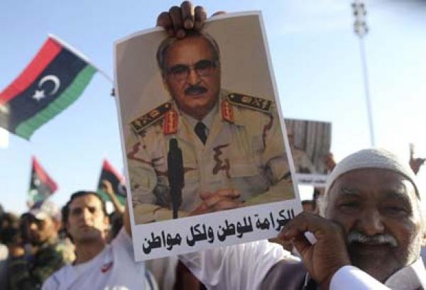 البرلمان الليبي يقترح حفتر قائدا للجيش