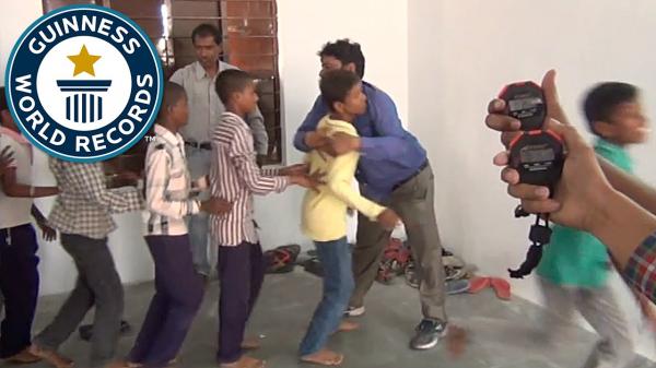 بالفيديو: هندي يعانق 77 شخصاً خلال دقيقة واحدة