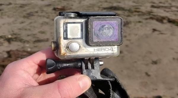العثور على كاميرا غو برو مدفونة على شاطىء بعد نحو 5 سنوات من فقدانها من طرف صاحبها