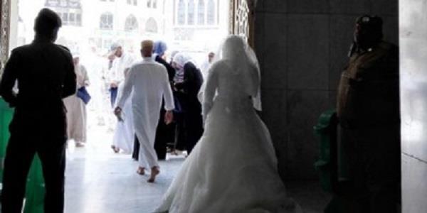منع عروس مغربية من دخول المسجد الحرام بفستان الزفاف (فيديو)