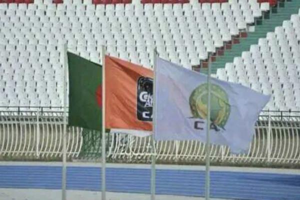 مهزلة بالجزائر.. نظام العسكر يرفض رفع العلم المغربي بملعب "5 جويلية" و"الكاف" يتخذ قرارا صارما (صورة)