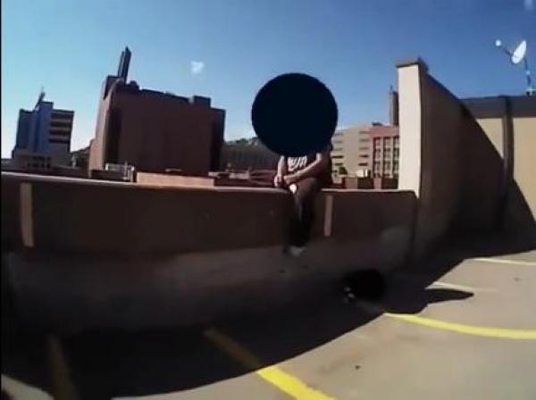 بالفيديو: لحظة إنقاذ رجل حاول الانتحار من حافة مبنى