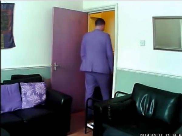  بالفيديو: وكيل عقاري يسرق الشيكولاته من منزل أحد زبائنه