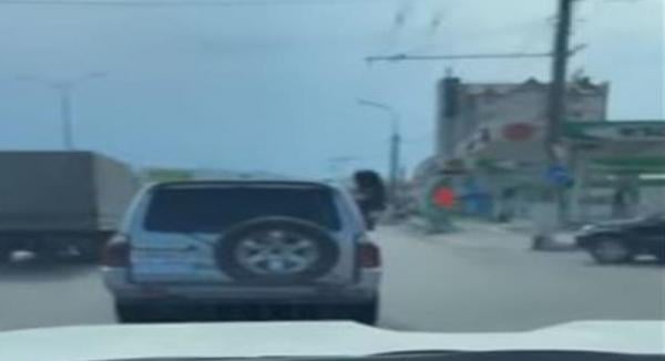 لحظة سقوط فتاة من نافذة سيارة أثناء تصوير مقطع لـ”تيك توك” (فيديو)
