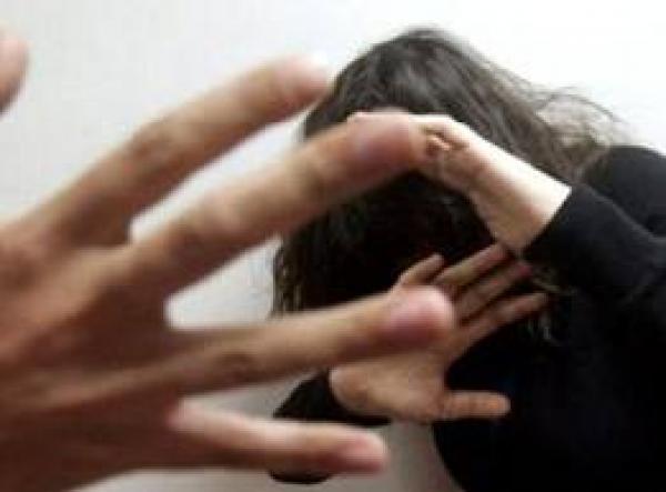 امرأة تجبر زوجها على اغتصاب فتاة انتقاما منها