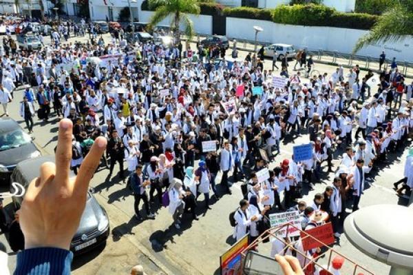 المتعاقدون يتهمون وزارة أمزازي بخرق الإتفاق ويمددون إضرابهم