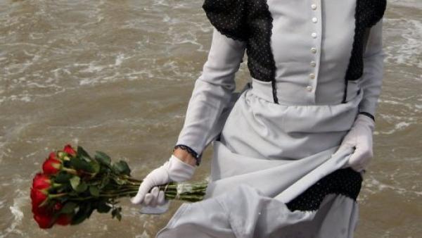 شابة تغرق في كيبيك تحت ثقل فستان عرسها