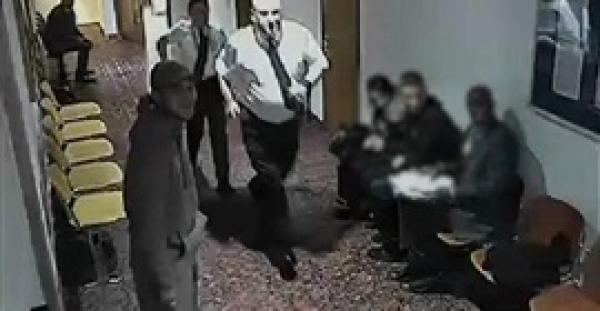 كيف ساعد رجل لصا على الهروب من المحكمة؟ (فيديو وصور)