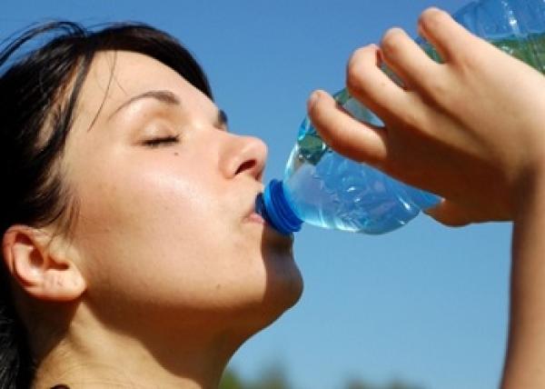لا تشرب الماء بعد الأكل مباشرة