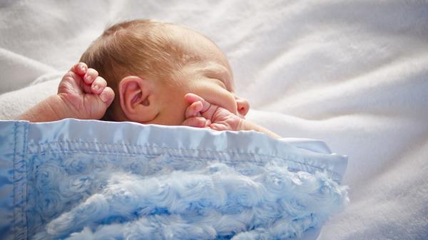 في واقعة مؤلمة...رضيع حديث الولادة يمضي 6 ساعات في ثلاجة الموتى قبل اكتشاف الخطأ
