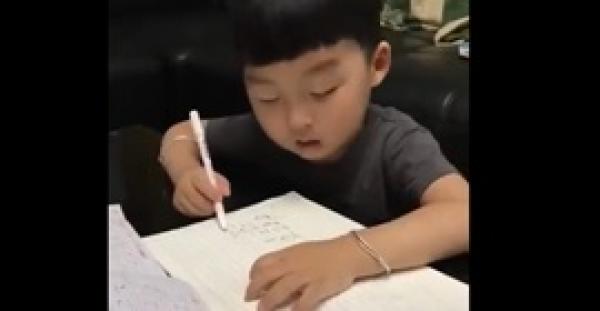 رد فعل طفل نام أثناء مذاكرة دروسه (فيديو)