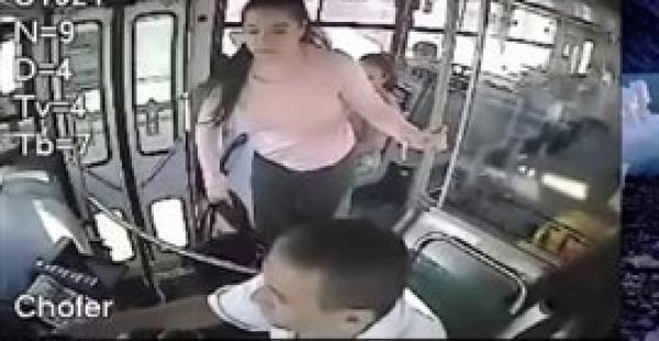 بالفيديو والصور.. امرأة تعتدي على سائق حافلة بالضرب في المكسيك
