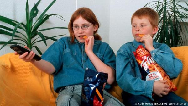دراسة: مشاهدة التلفزيون أثناء الأكل تؤثر على لغة الطفل